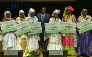 Secteur pêche :  Macky SALL remet des chèques à 31 femmes représentantes des GIE bénéficiaires
