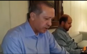 Le président turc Recep Tayyip Erdoğan psalmodiant le Coran (deux vidéos)