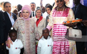 16 photos : Marième Faye Sall et Emine Erdoğan au chevet des femmes et des enfants de  Pikine