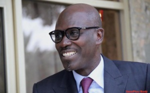 Seydou Guèye achète un tableau à 1.500.000 et l’offre à Cheikh Ba