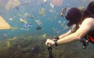 Un plongeur s'est filmé dans une mer de plastique à Bali