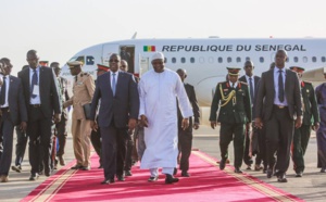 Macky Sall accueilli à l'aéroport de Banjul par Adama Barrow