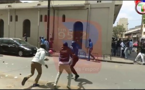 Regardez comment les forces de l'ordre traitent les manifestants !
