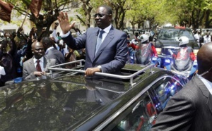 Vidéo: Macky Sall rentre tranquillement au pays, 2 jours après le vote de la loi sur le parrainage – Regardez.