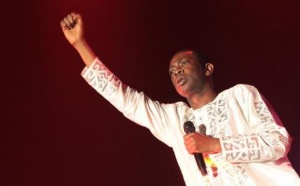 [Audio] Youssou Ndour ouvre le grand bal de Bercy avec “Feke maci booli” : “Paréna” a dit le “nouvel ami” de Karim Wade