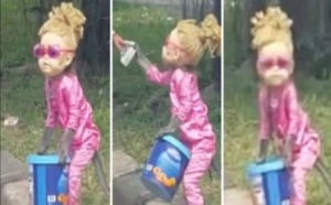 Indonésie: Un singe habillé en petite fille blonde, forcé à mendier