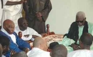 (Vidéo) Wade prend Serigne Mountakha et Pape Diop comme témoins, le khalife impose son style, de nouveaux visages dans le protocole…