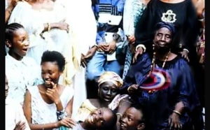 Youssou Ndour dans les années 80 entouré de sa famille ...Papa, maman, tantes, grand mère, frères et soeurs 