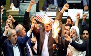 Accord nucléaire: Les députés iraniens mettent le feu au drapeau américain (Vidéo)