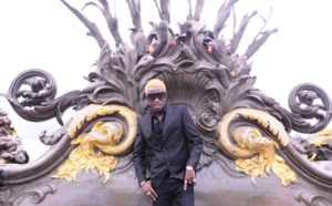 L’artiste Sidy Diop présente son new look avec son chou baby à Paris 