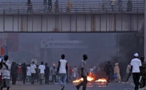 [Vidéo] Manifestations des populations contre les coupures de la sénélec: un manifestant trouve la mort