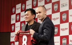 Iniesta accueilli par des milliers de supporteurs à Kobe au Japon