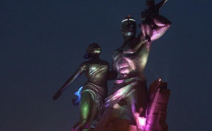 INSOLITE À OUAKAM : Le monument de la Renaissance éclairé 24h/24, les populations dans le noir