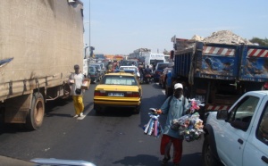 EMBOUTEILLAGES DANS LES ROUTES DE DAKAR : Une aubaine pour les marchands ambulants