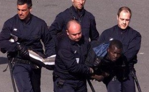 Vidéo d'un sans-papiers reconduit vers Dakar: "C'est un délinquant  qui a été expulsé selon le Post.fr