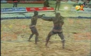 [ V I D E O ] Gouy Gui impose sa force et terrasse Mbaye Diouf