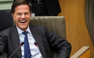 Ce geste d’humilité du Premier ministre néerlandais salué par le monde entier (Vidéo)