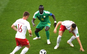 Photos : Sadio Mané encerclé par les Polonais 