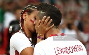 Photos : Malmené par les Sénégalais, Lewandowski réconforté par sa femmes par un baiser