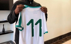 Cheikh Ndoye offre son maillot au président Wade