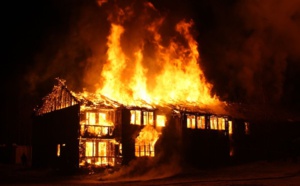 Fass Delorme : Une bougie déclenche un violent incendie et réduit en cendres deux baraques
