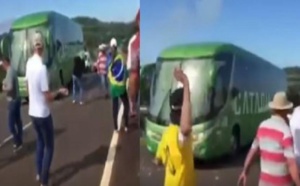 (Vidéo) Incroyable – Les Brésiliens accueillent Neymar et Cie avec de grosses pierres !