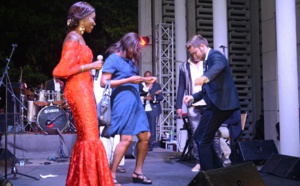 Coumba Gawlo fait danser le Mbalax à S.E Christophe Bigot, l'ambassadeur de France, regardez