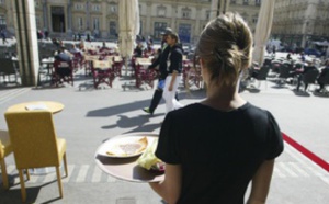 VIDEO. Une serveuse remet en place bien comme il faut un client qui lui touche les ...