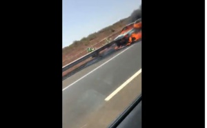 Urgent : Une voiture prend feu et se consume sur l'autoroute à péage, sans assistance
