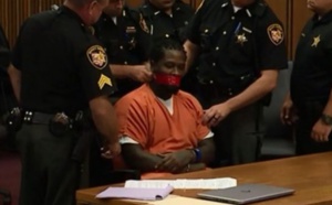 USA: L’accusé refuse de se taire, un juge ordonne aux policiers de le bâillonner (Vidéo)