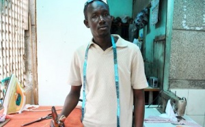 Ibou, tailleur à Dakar, autour de 900 euros pour toute une famille