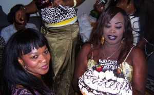 Vidéo / La chanteuse Fatou Laobé lors d'une soirée animée par l'homosexuel Pape Mbaye aux USA : "Regardez comment mes fesses sont grosses""