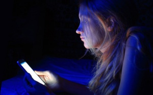 Smartphone : comment la lumière bleue de vos écrans risque de vous rendre aveugle