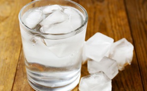 Santé: voici pourquoi boire de l’eau glacée est dangereux