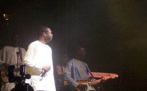 Le guitariste de Youssou Ndour, Pape Oumar Ngom, traîné au tribunal pour une affaire de visas