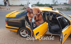 Le ministre Youssou Touré à bord d'un taxi