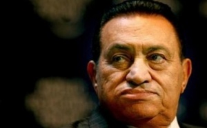 Hosni Moubarak démissionne de son poste de président.