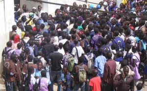 [Photos] Rufisque : la route nationale barrée suite à une manifestation d’élèves  du lycée moderne