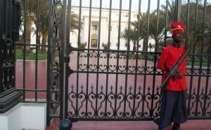 ENCORE UNE TENTATIVE DE SUICIDE SPECTACULAIRE : Un taximan cogne la porte centrale des grilles du Palais de Wade