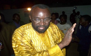 MOUSTAPHA MBACKE LO POIGNARDE A LA JAMBE : Moustapha Cissé Lô, arme à la main, recherche l’agresseur de son fils