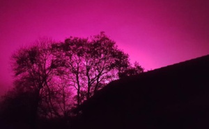 EN IMAGES - Nantes : en pleine nuit, un ciel violet intrigue les habitants