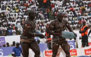 Vidéo : Sa Thiès donne un "uppercut" aux accompagnateurs de Modou Lô