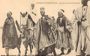 Carte postale Sénégal : Un grand marabout à cheval avec ses disciples