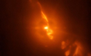 "R Aquarii": Image rare de deux étoiles prises dans une danse chaotique