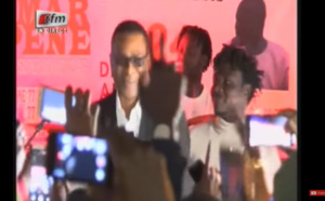 Vidéo – Youssou Ndour met le feu à la soirée de Omar Pène avec un duo nostalgique
