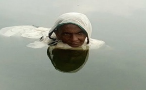 VIDEO - Cette femme vit dans l'eau depuis 20 ans, les raisons sont incroyables