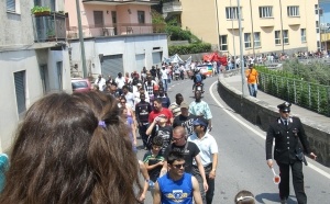 ITALIE - VAL CAMONICA : LES IMMIGRES ET LES  CERTAINES ASSOCIATIONS ONT BATTU LE MACADAM POUR DIRE BASTA AU RACISME