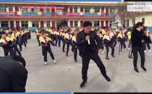VIDEO - Ce proviseur chinois affole la toile grâce à une chorégraphie avec ses élèves