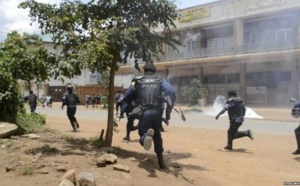 (Âmes sensibles s’abstenir) L’armée camerounaise tire à balles réelles sur des manifestants (Vidéo)