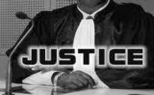 UN FINANCIER TRAINE SES VOLEURS EN JUSTICE.